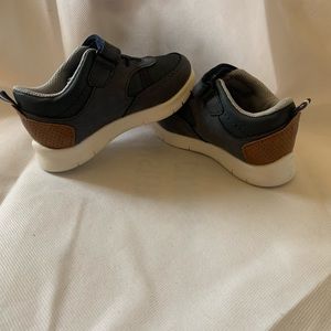 Oshkosh size 7 shoes